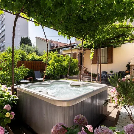 Antique Garden Villa *